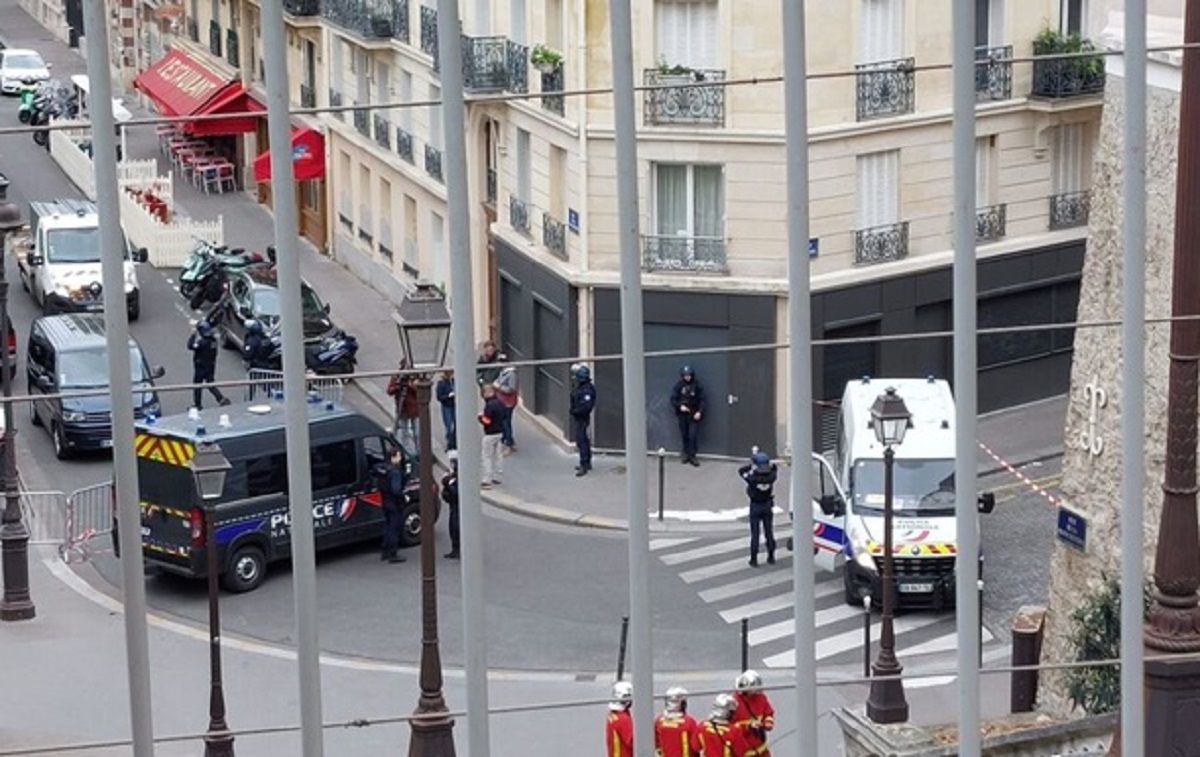 В консульство Ірану в Парижі увірвався чоловік з вибухівкою, щоб "помститись за смерть брата" - 24 Канал