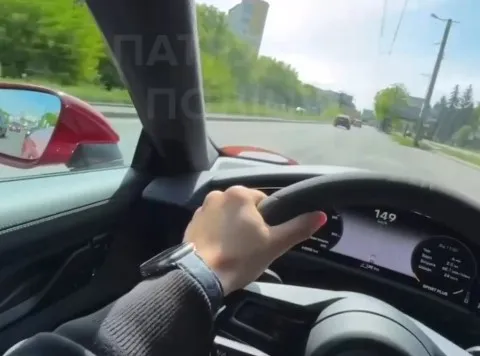 У Львові водій Porsche їхав смугою громадського транспорту У Львові водій Porsche їхав смугою громадського транспорту