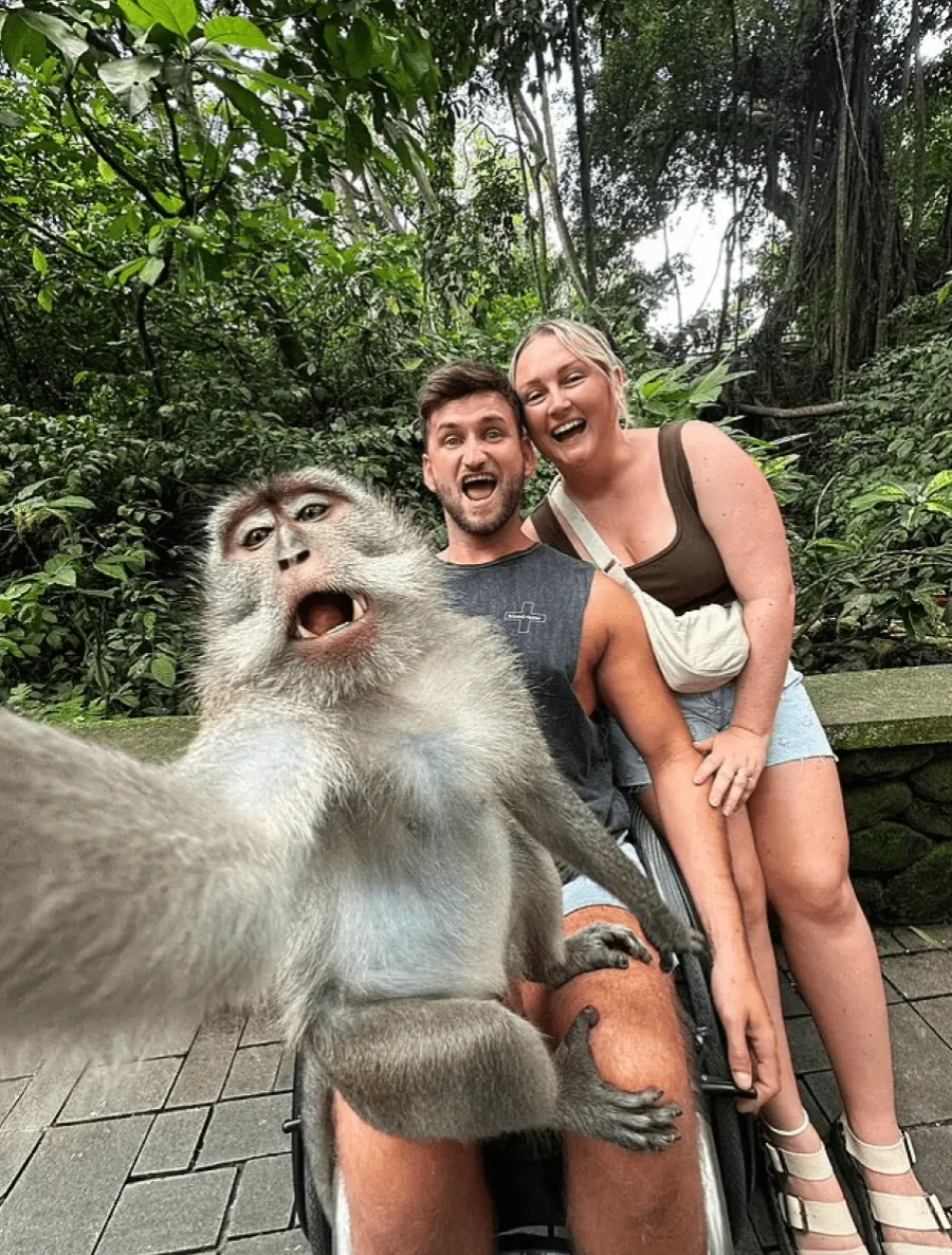 Одна из обезьян сделала удивительно удачное селфи с туристами 
