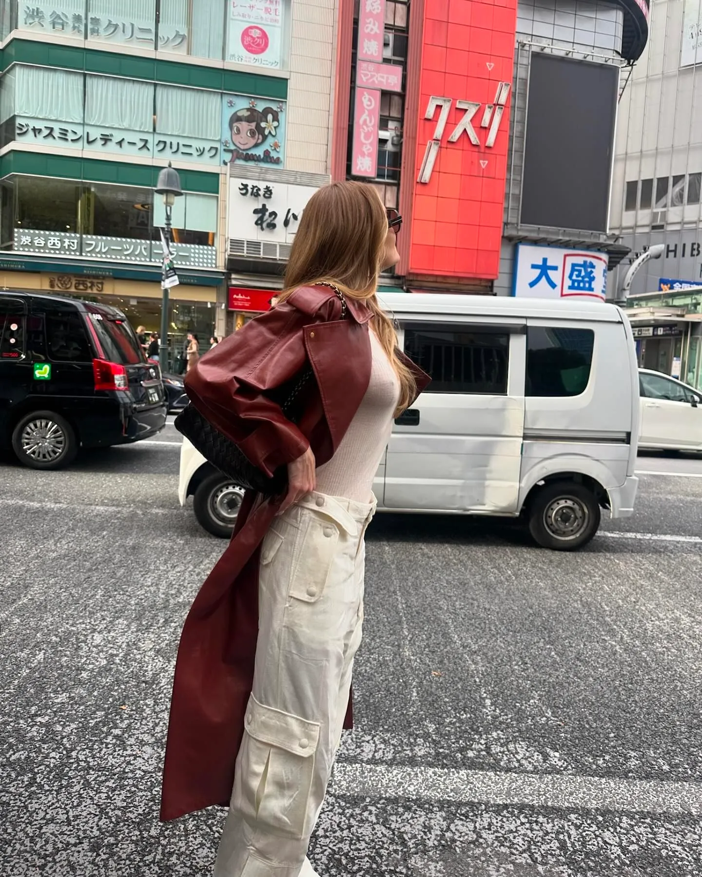 Красивый образ Рози Хантингтон-Уайтли в Токио 