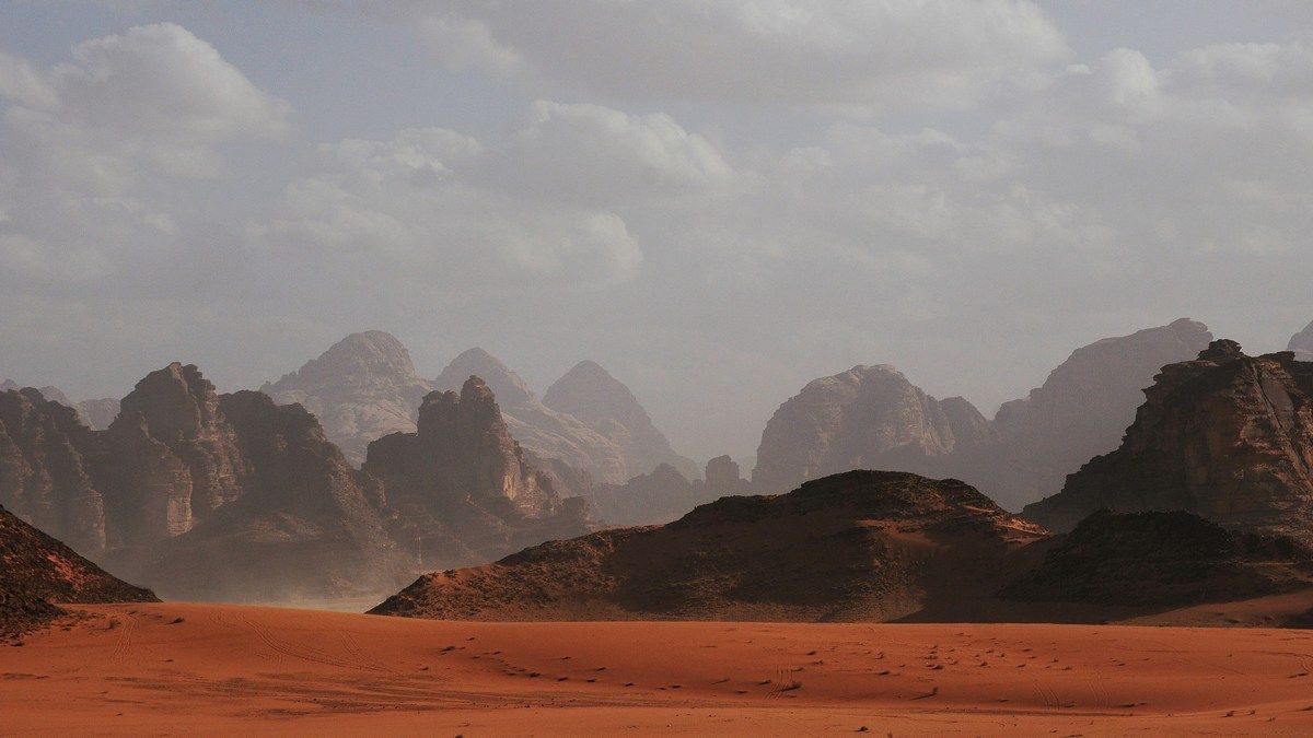 Curiosity зафиксировал таинственные выбросы метана на Марсе в ночное время Curiosity зафиксировал таинственные выбросы метана на Марсе в ночное время