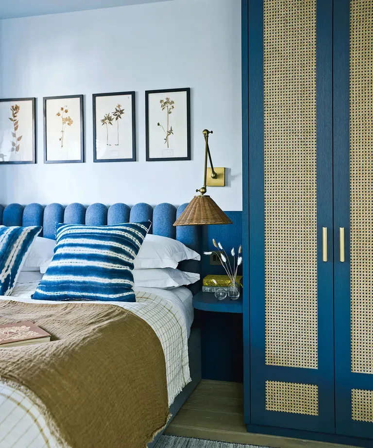 Синий ротанговый шкаф возле кровати