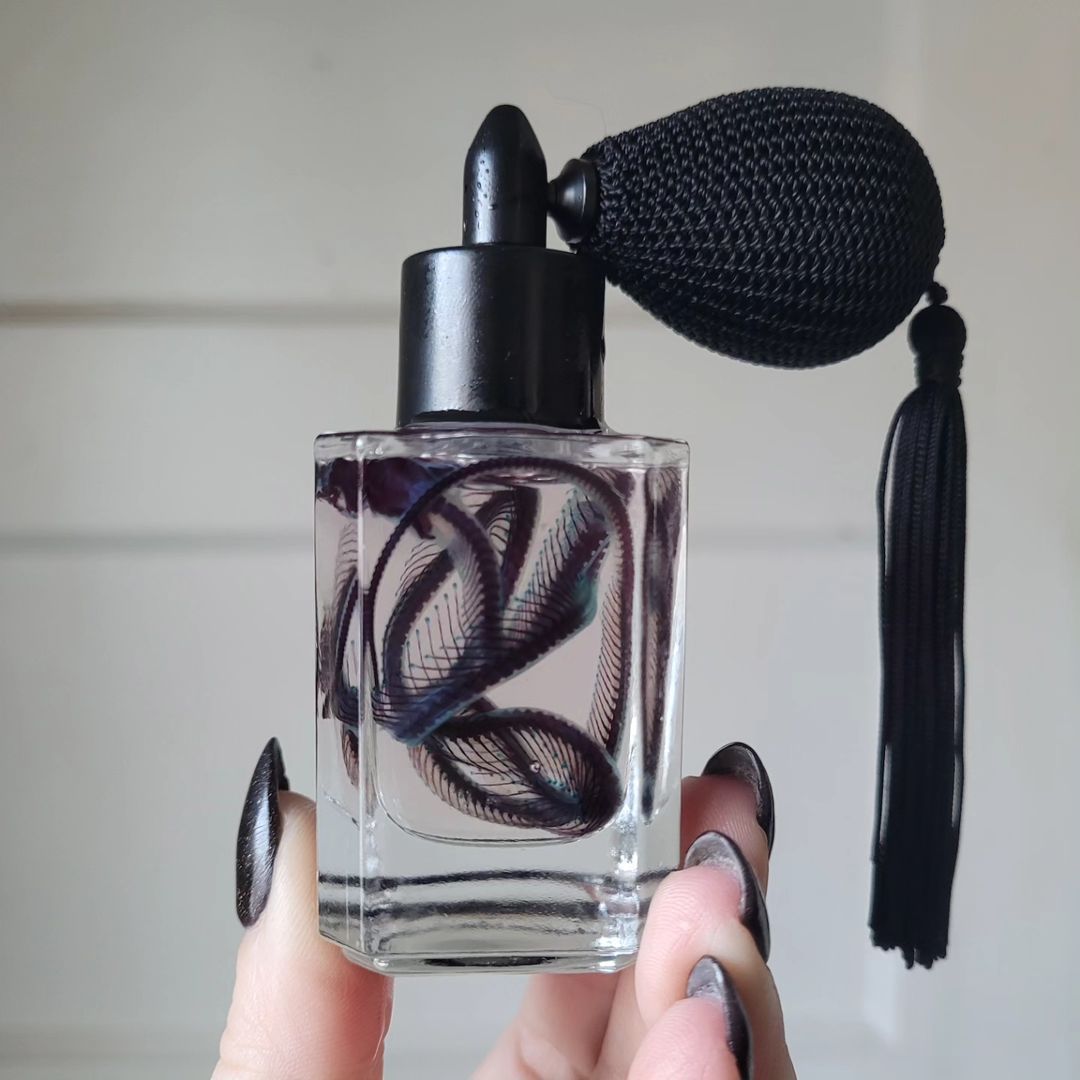 Женщина создает элементы декора из тушек животных.