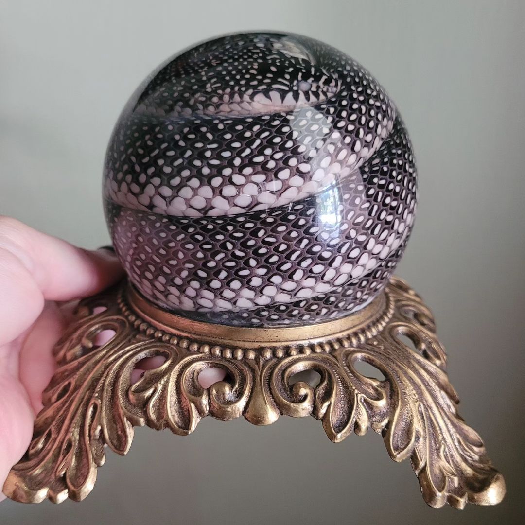 Женщина создает элементы декора из тушек животных.