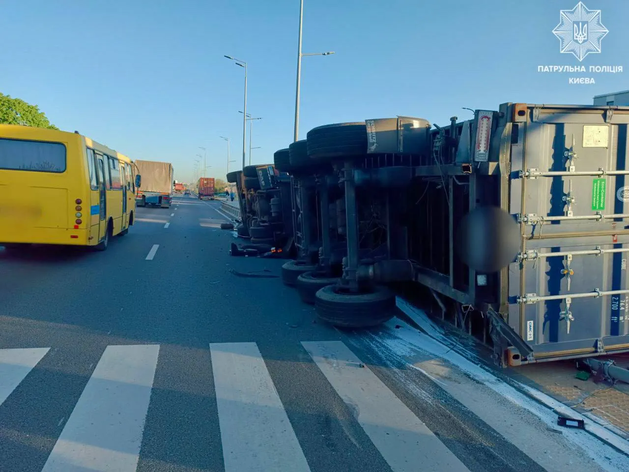 вантажівка перевернулася у Києві