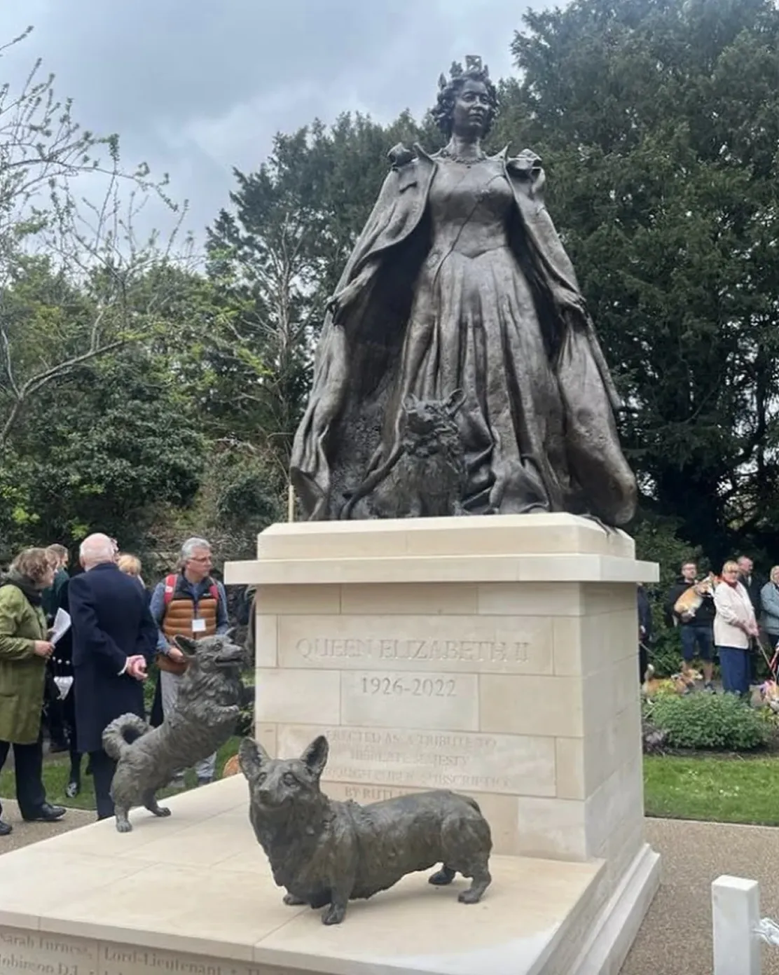 Монумент Елизавете II, рядом с которой ее любимые собаки корги 