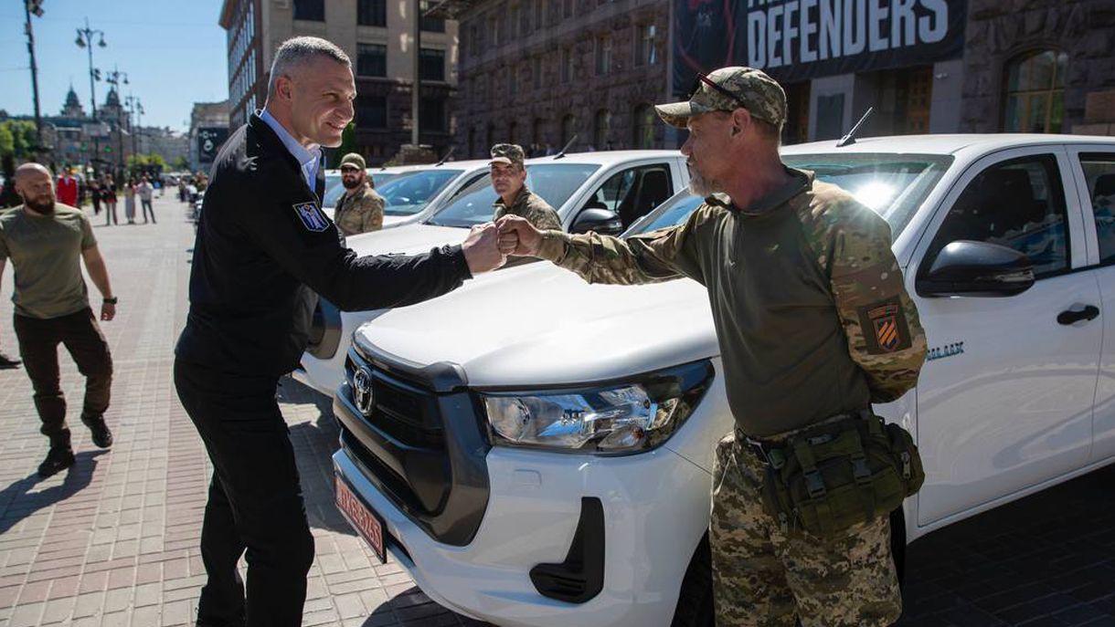 Кличко передав Третій штурмовій бригаді 20 позашляховиків від столичної громади