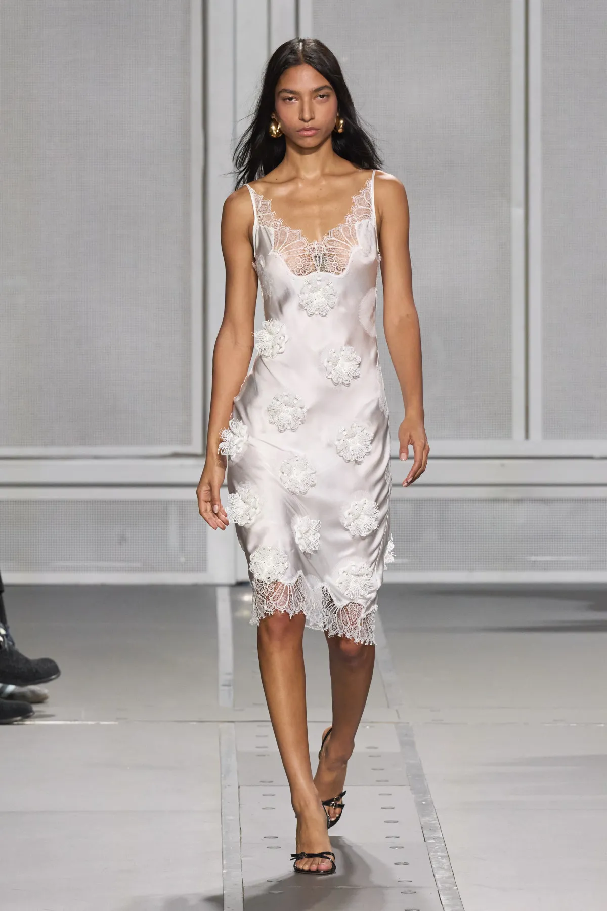 Трендовые платья в белом цвете на лето 2024 Трендовые платья в белом цвете на лето 2024