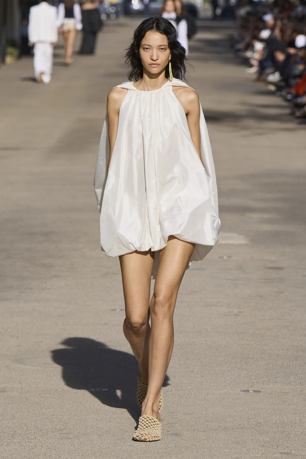 Трендовые платья в белом цвете на лето 2024 Трендовые платья в белом цвете на лето 2024