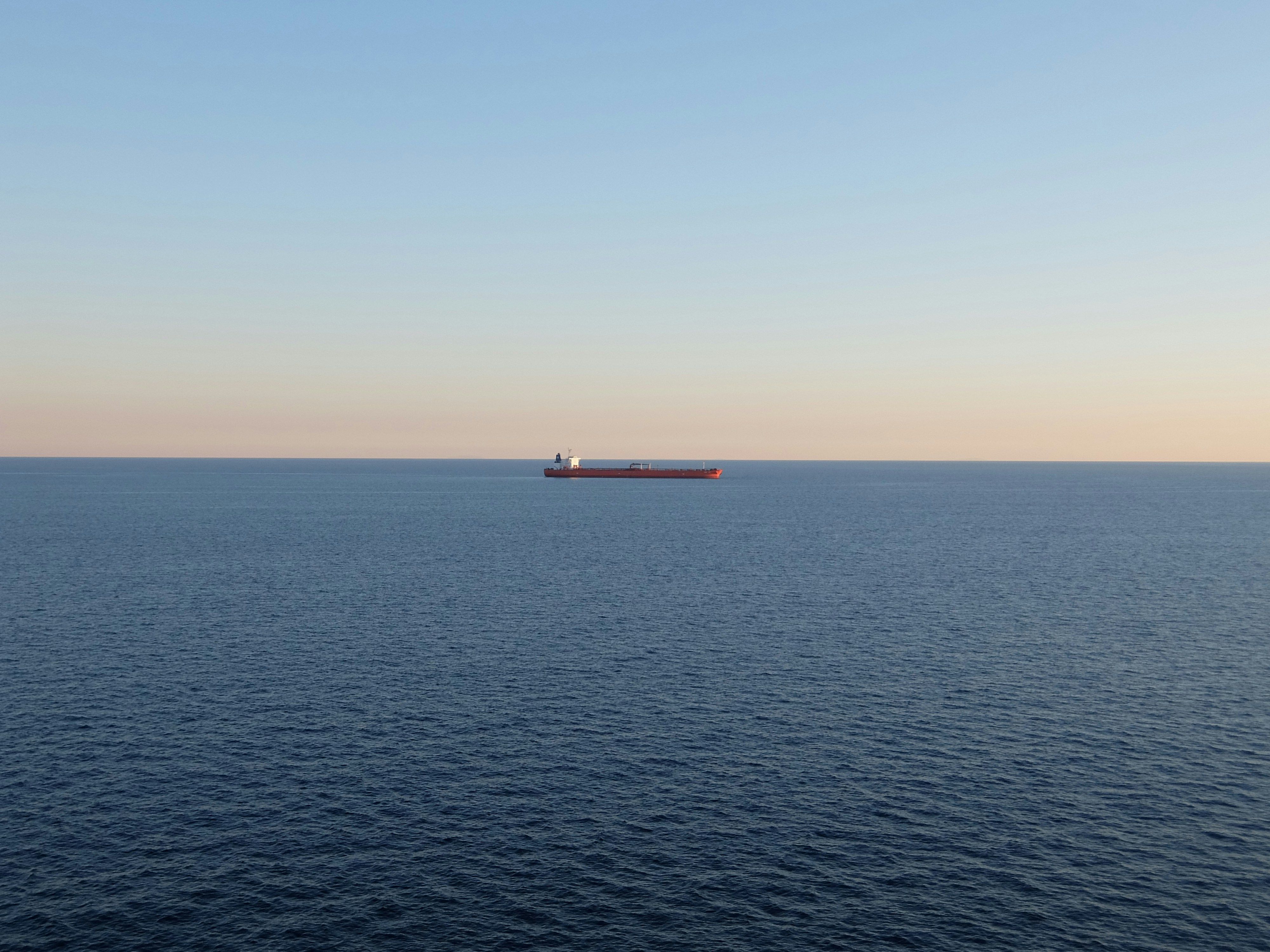 Блокада Червоного моря - хусити обстрілюють судна - що буде з світовою економікою