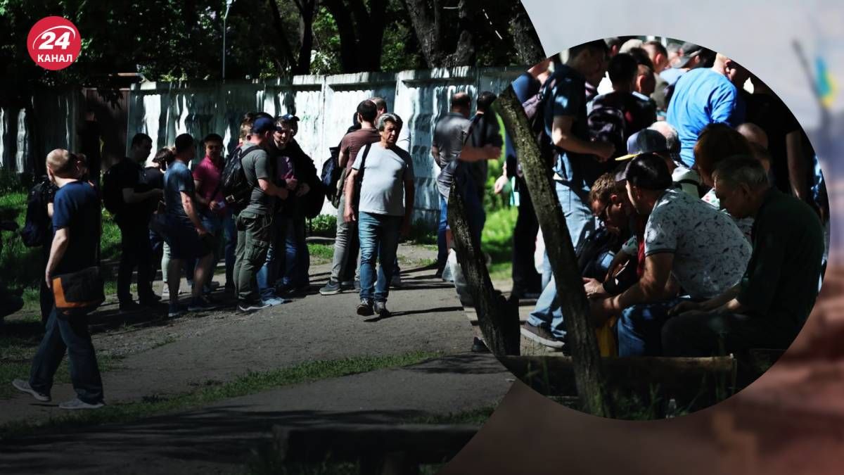 У Києві натовпи біля військкоматів У Києві натовпи біля військкоматів