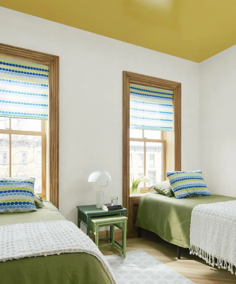 Белая спальня с желтым потолком