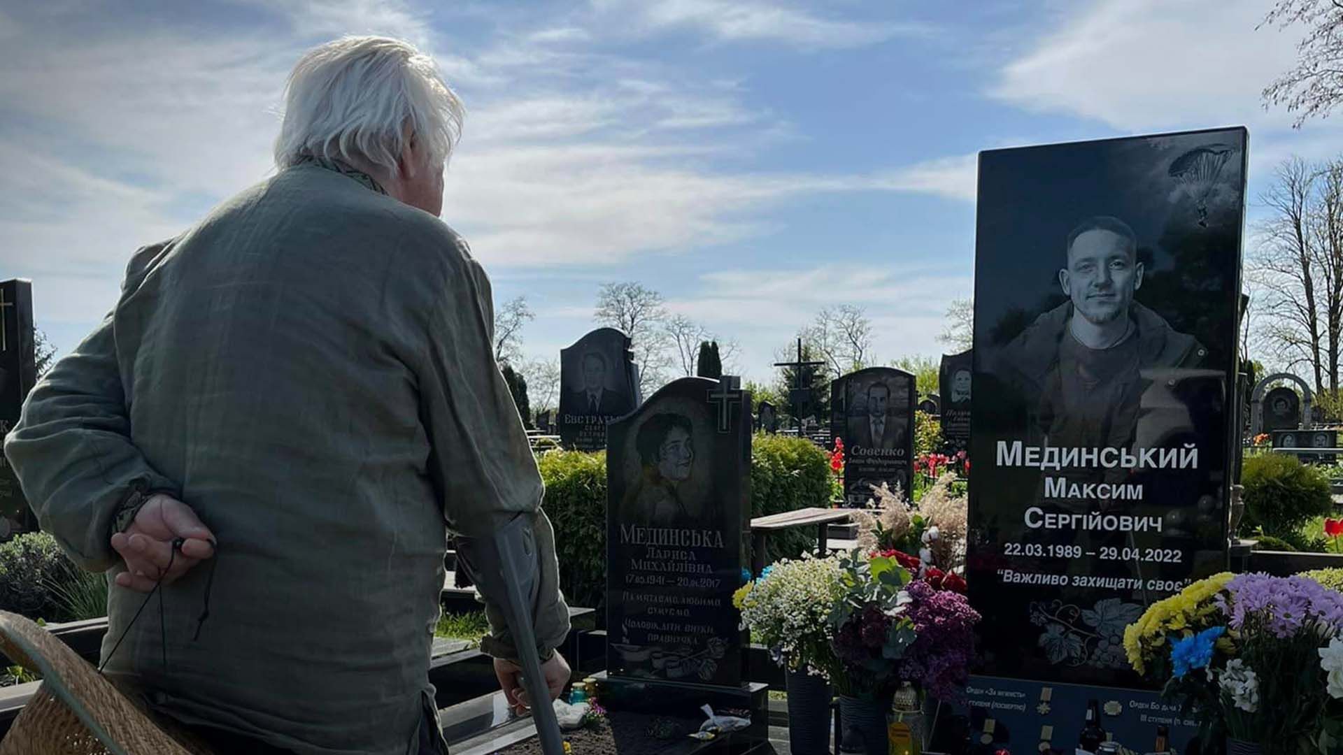Дедушка посетил могилу павшего внука Максима Мединского - 24 Канал