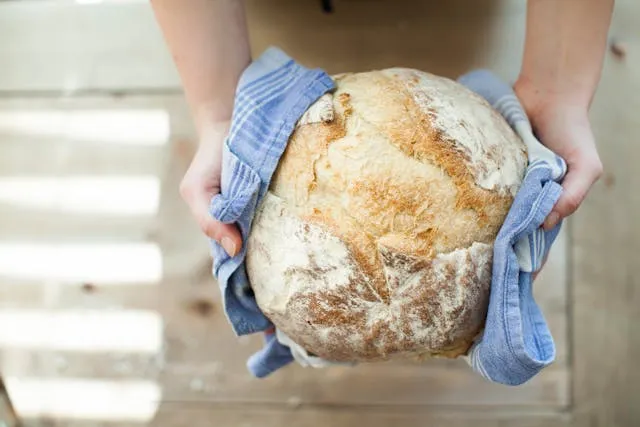Хліб в руках у людини