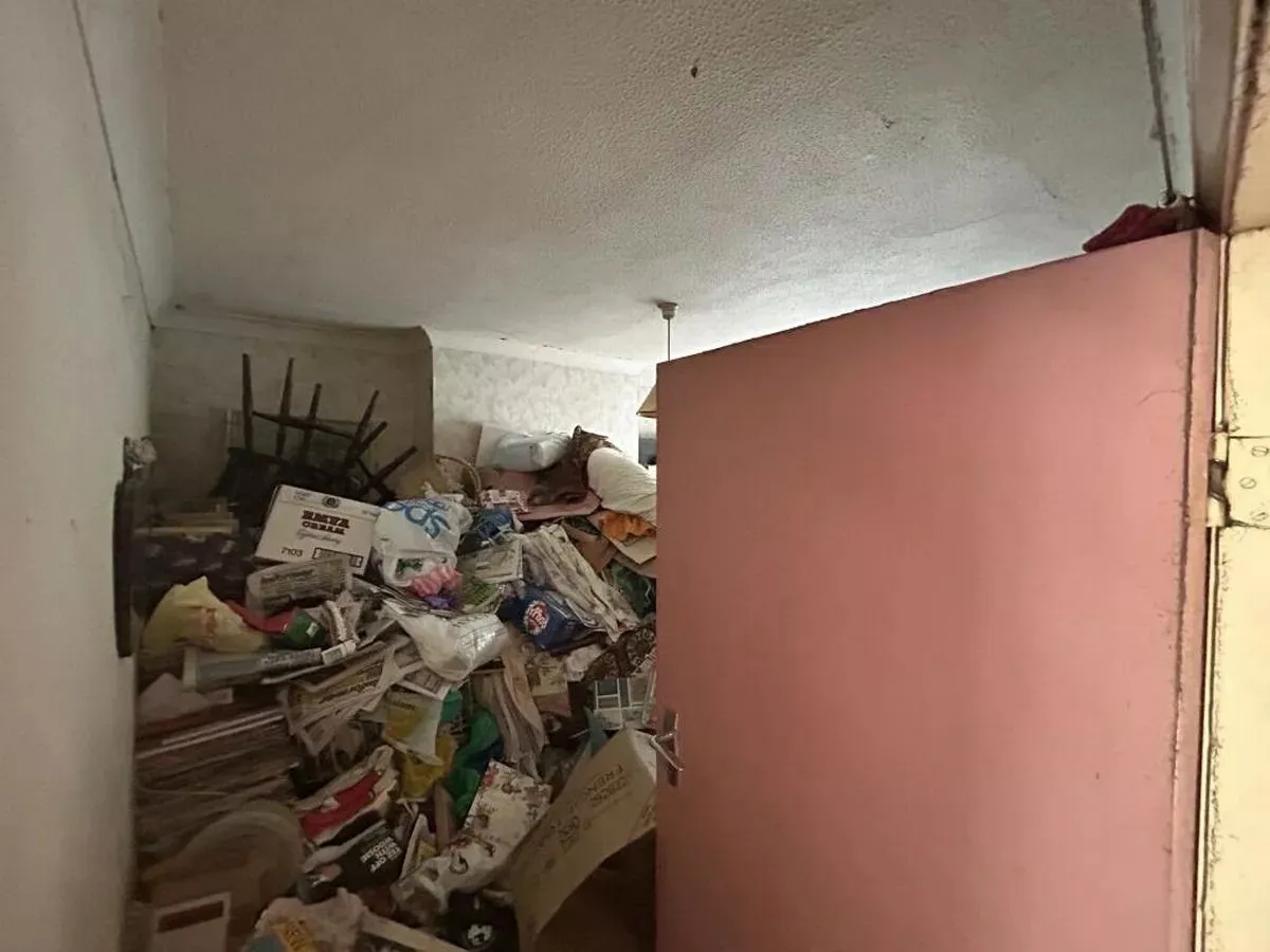 Спальня закидана хламом Спальня закидана хламом