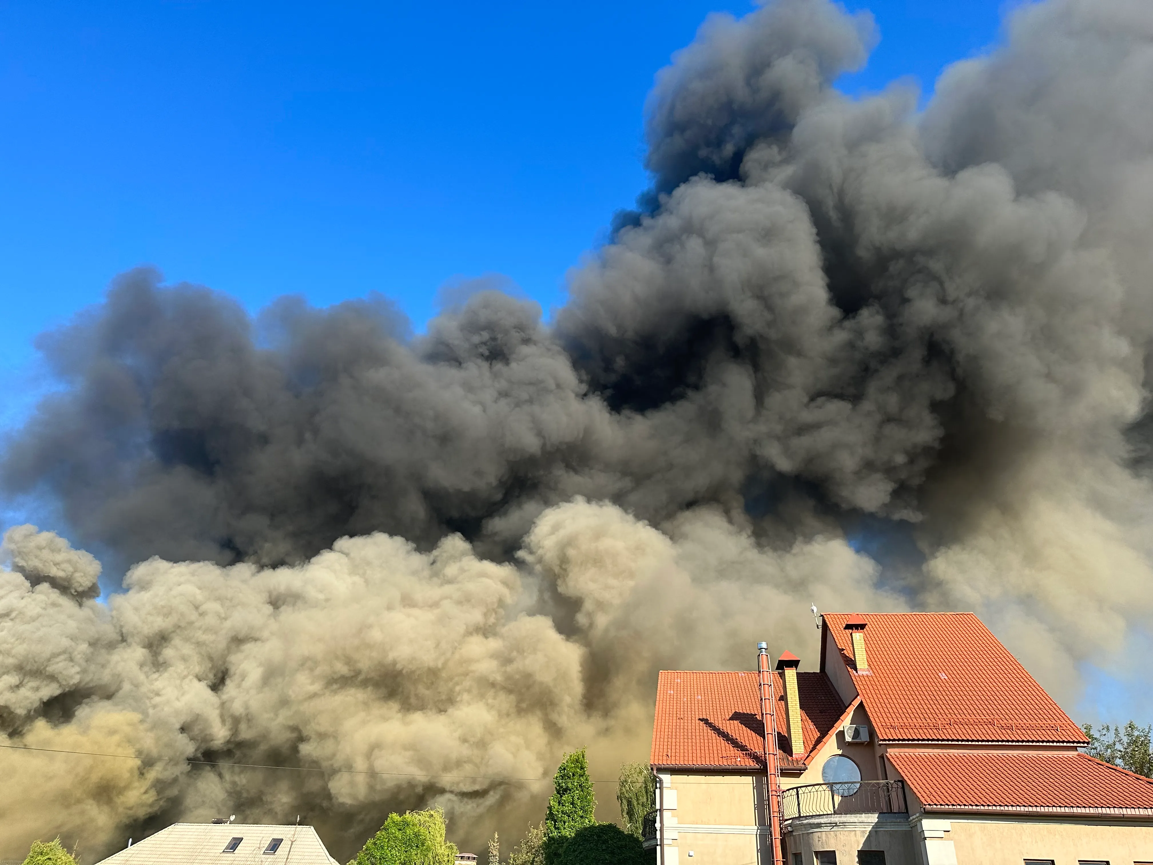 В Харькове масштабный пожар в Индустриальном районе, дым видно за много километров