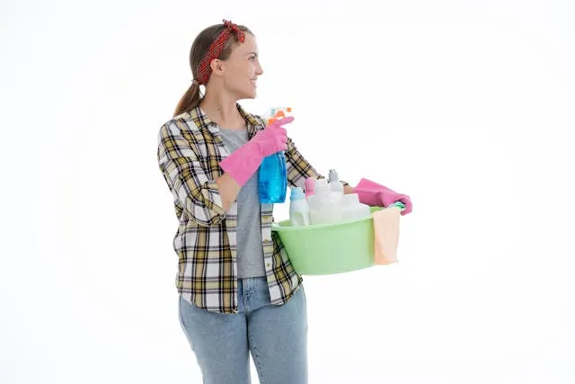 Жінка займається прибиранням