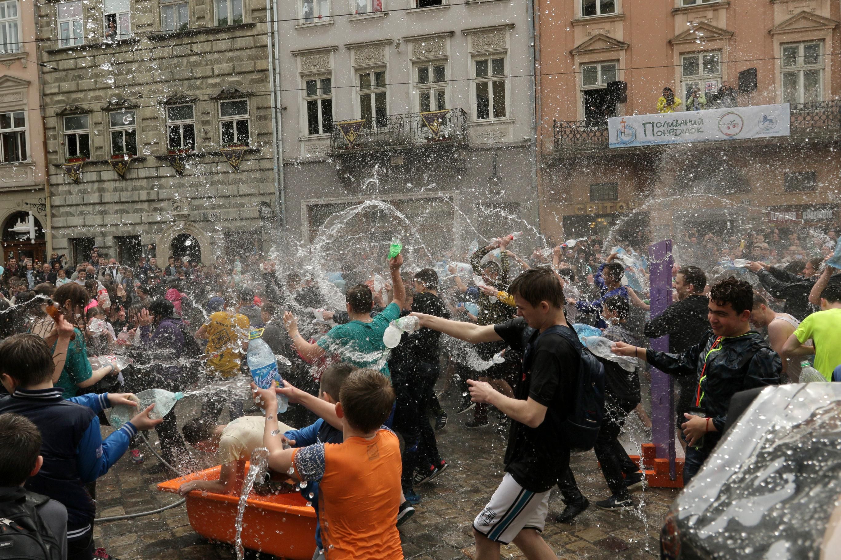 Понедельник 6 мая - как правильно на украинском назвать праздник и первый день после Пасхи Понедельник 6 мая - как правильно на украинском назвать праздник и первый день после Пасхи