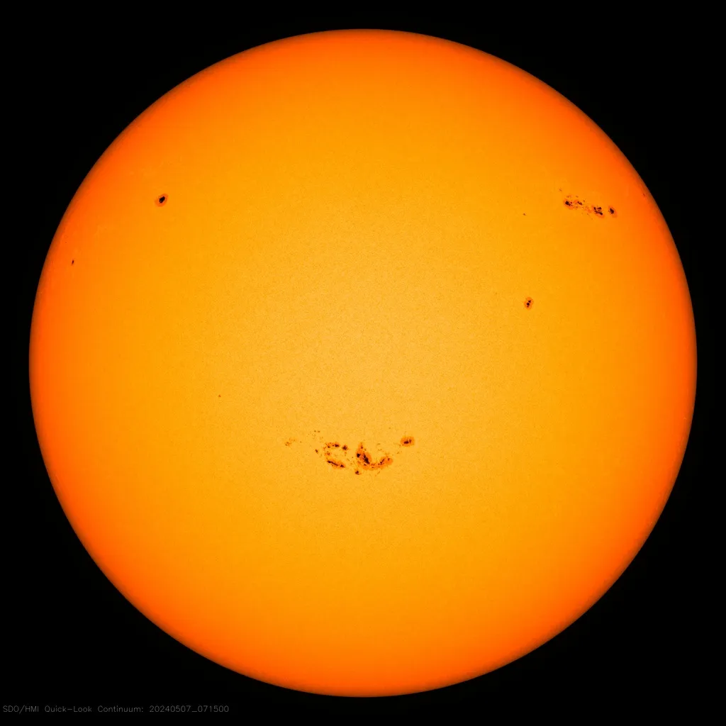 Сонячні плями на ближньому до Землі боці Сонця