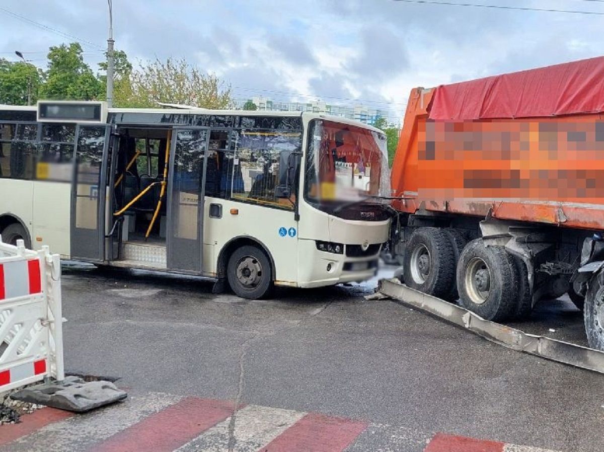 В Киеве произошло ДТП с участием грузовика и маршрутки