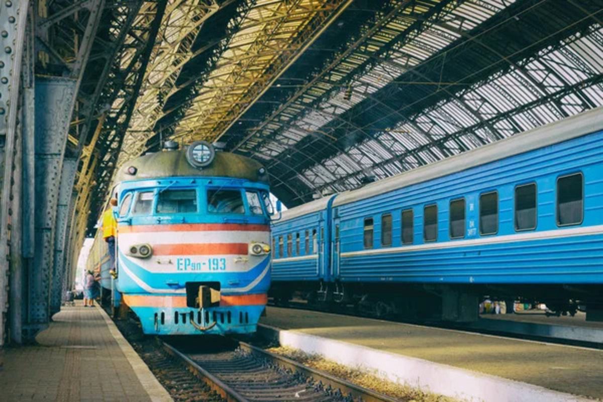 Поїзд чи потяг - як правильно сказати українською 