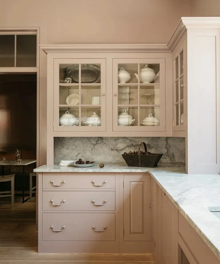 Недвижимость Тренды и вдохновение Бледно-розовая кухня в гостиной