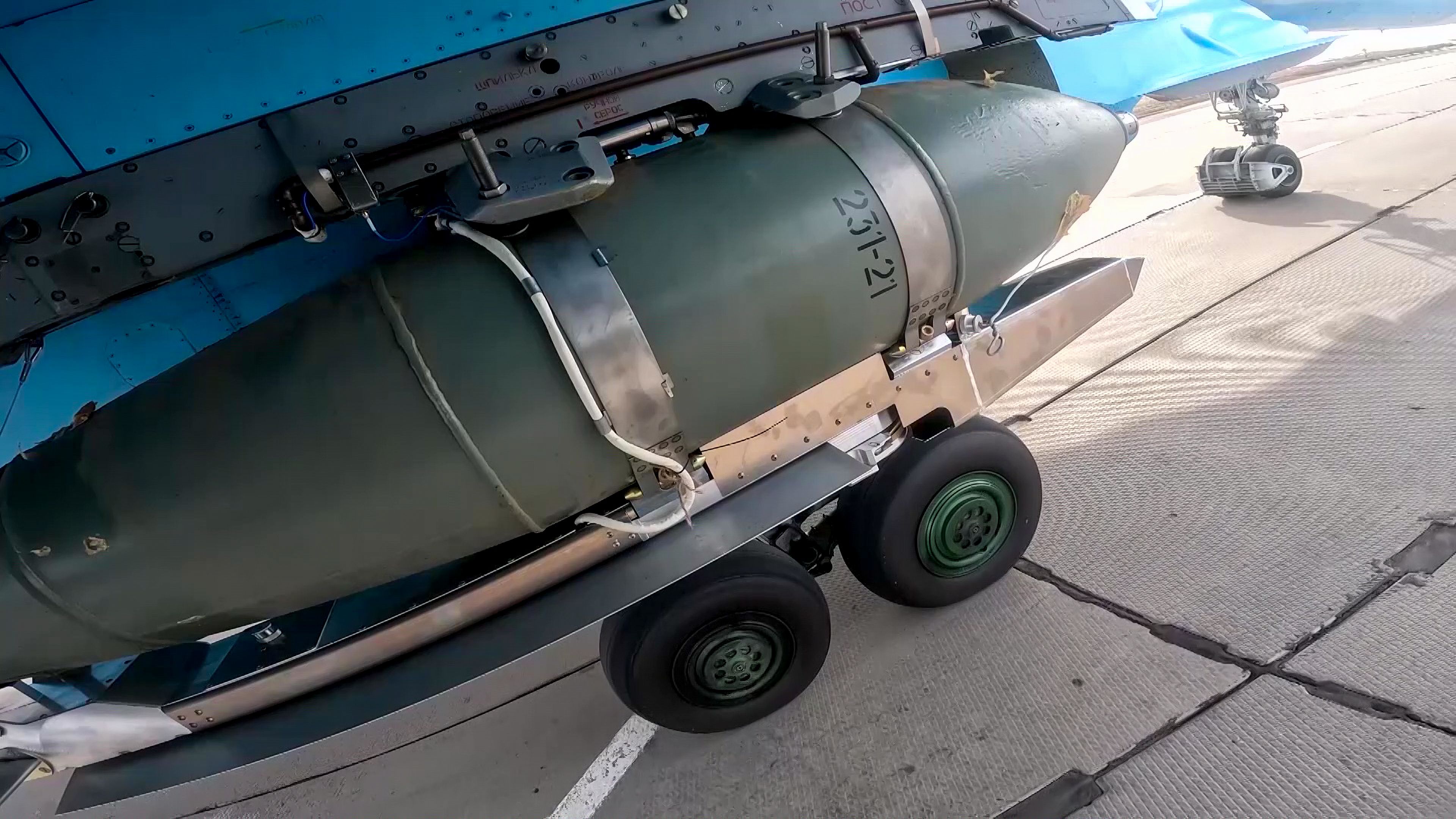 Чому росіяни обстрілюють свою територію бомбами - пояснення Повітряних сил - 24 Канал