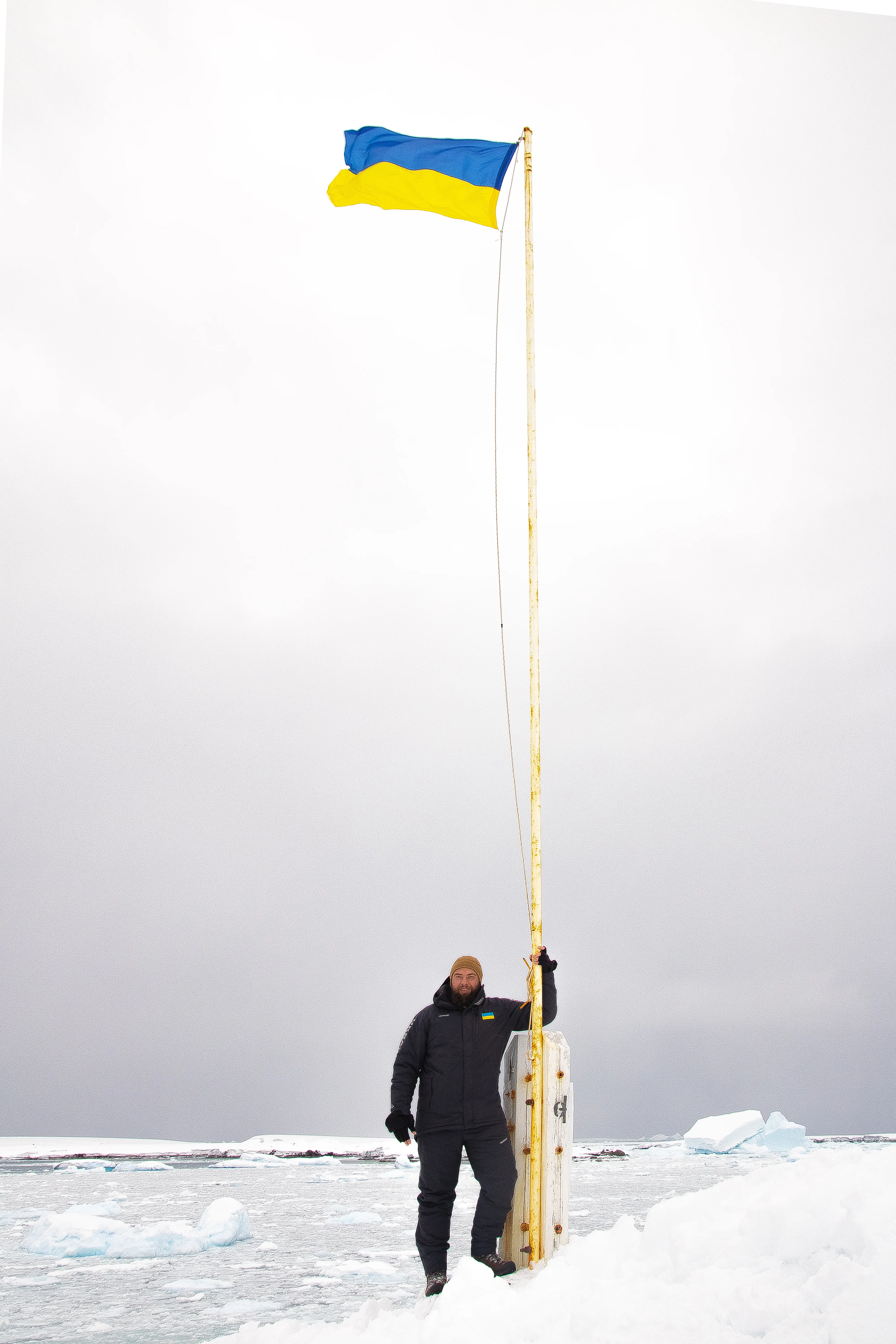 украинский флаг в Антарктиде