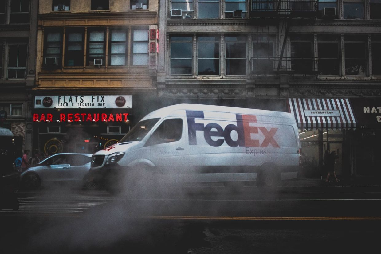 Основатель FedEx спас бизнес отчаянным шагом