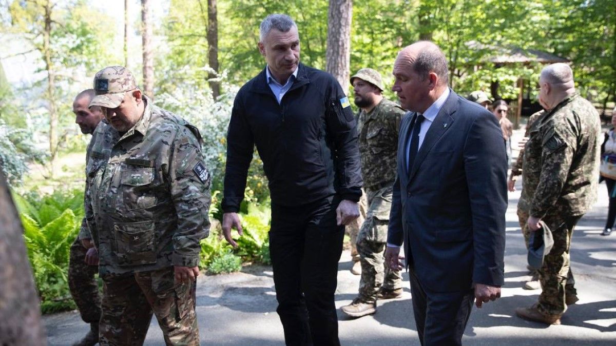 Мэры Киева и Брюсселя посетили бойцов батальона Свобода