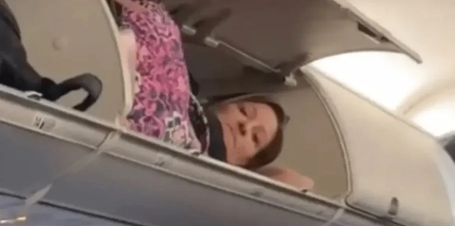 Жінка лежала на багажній поличці літака