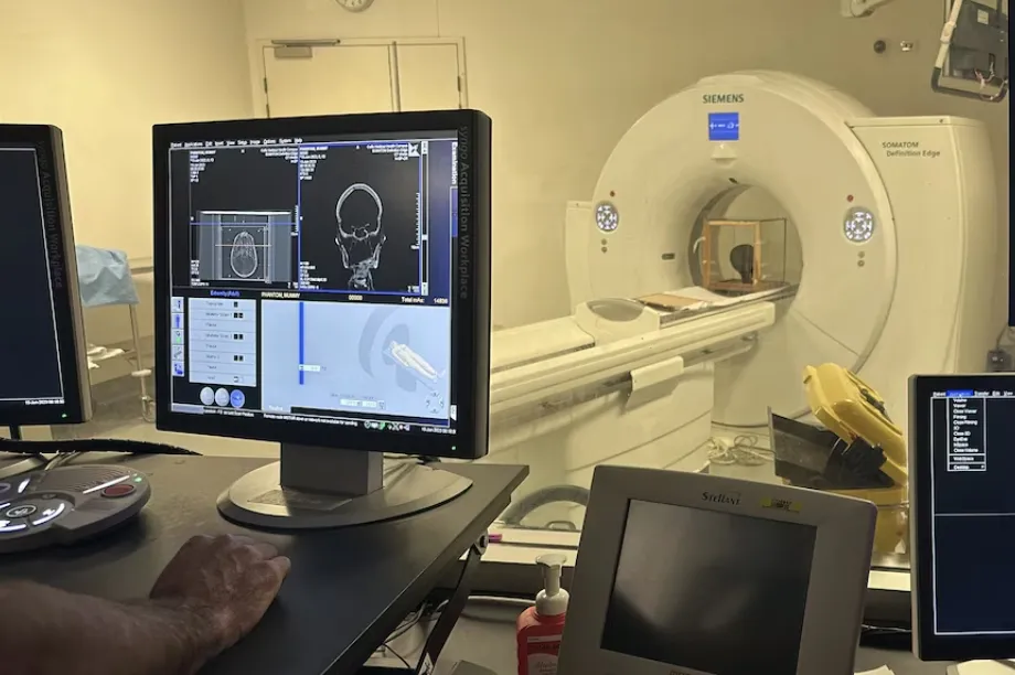 Джанет Дейві організувала комп'ютерну томографію через свої контакти в Siemens Medical Systems Australia