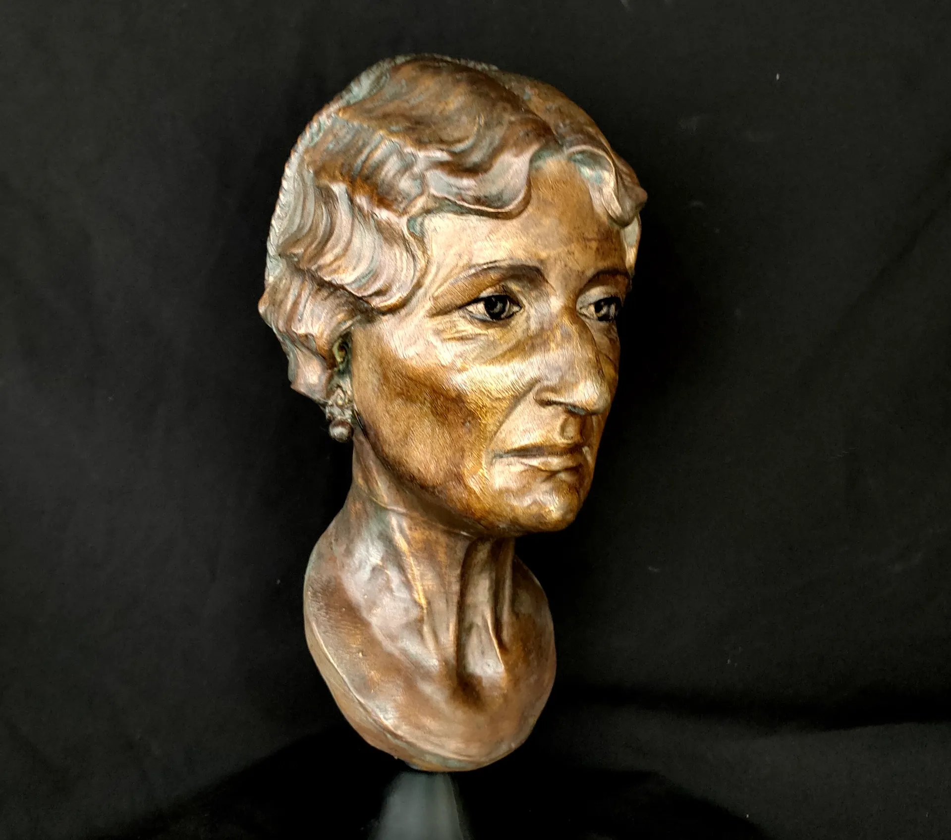 Готовая скульптура изображает женщину в возрасте от 50 до 60 лет, которая была мумифицирована во время греко-римского периода Египта Готовая скульптура изображает женщину в возрасте от 50 до 60 лет, которая была мумифицирована во время греко-римского периода Египта