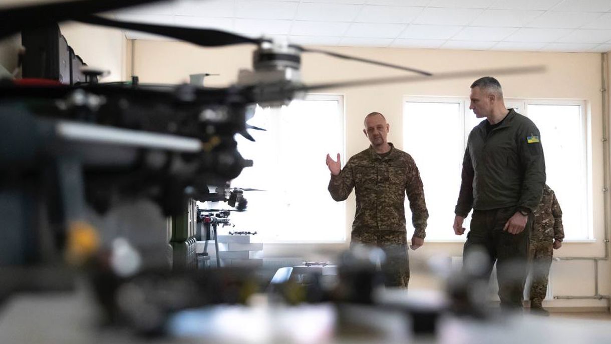 Кличко срочно передал защитникам более 150 дронов Кличко срочно передал защитникам более 150 дронов