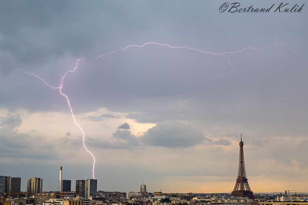 Париж накрила потужна блискавка
