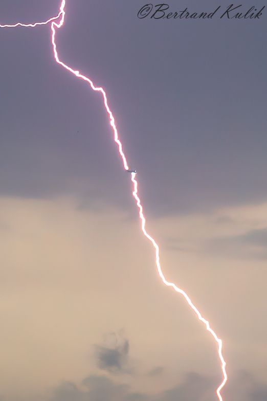 Блискавка влучила в літак у Парижі - фотограф показав моторошні кадри ...
