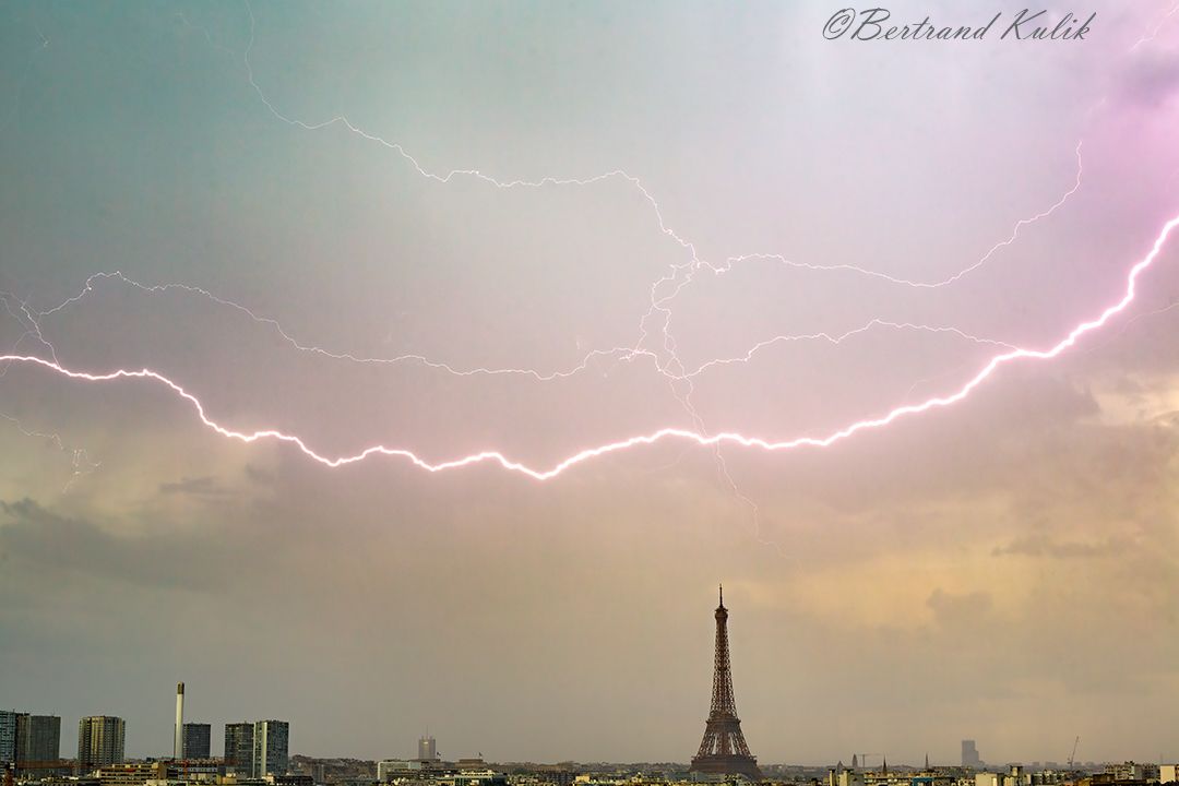 Фотограф зафіксував кадри блискавки над Ейфелевою вежею