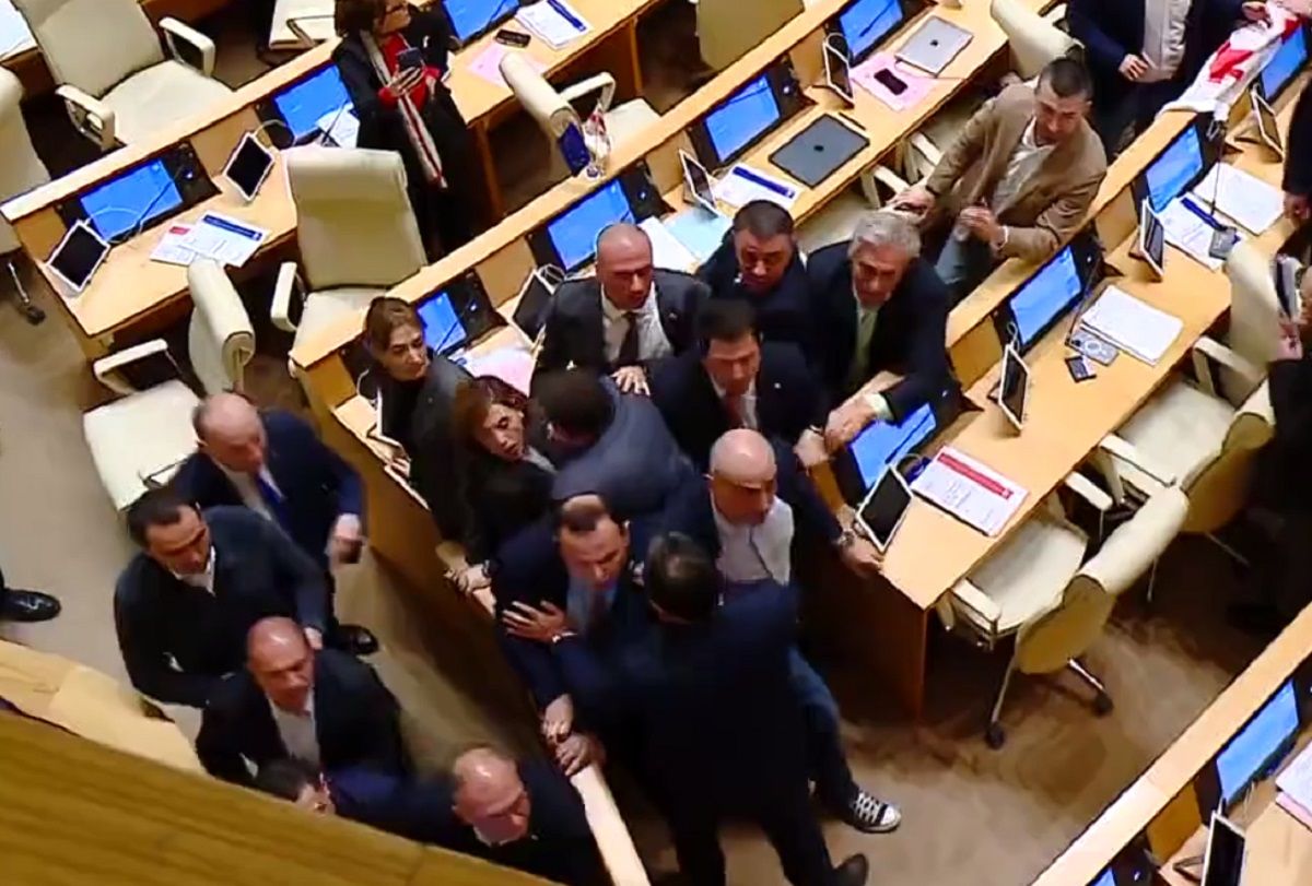 В парламенті Грузії депутати побились під час розгляду законопроєкту про іноагентів