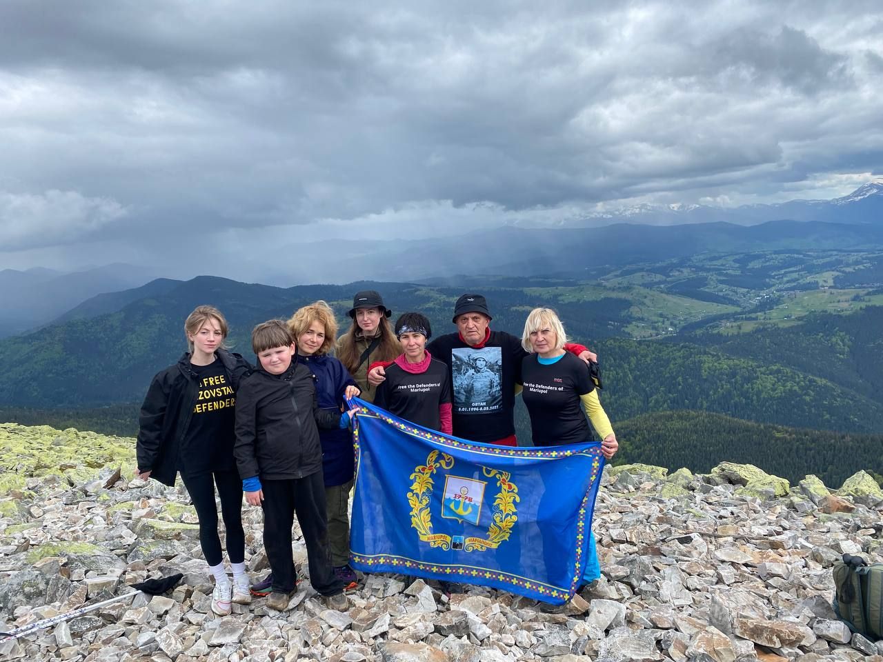 Батько полеглого азовця організував сходження на вершину Карпат