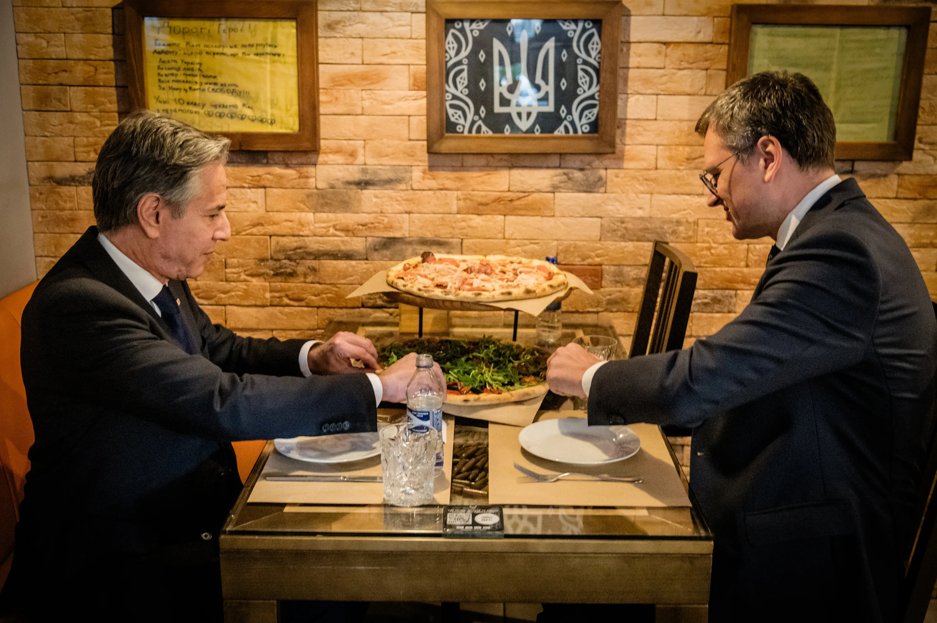 Блінкен і Кулеба пообідали у Veterano Pizza 14 травня 2024 Блінкен і Кулеба пообідали у Veterano Pizza 14 травня 2024