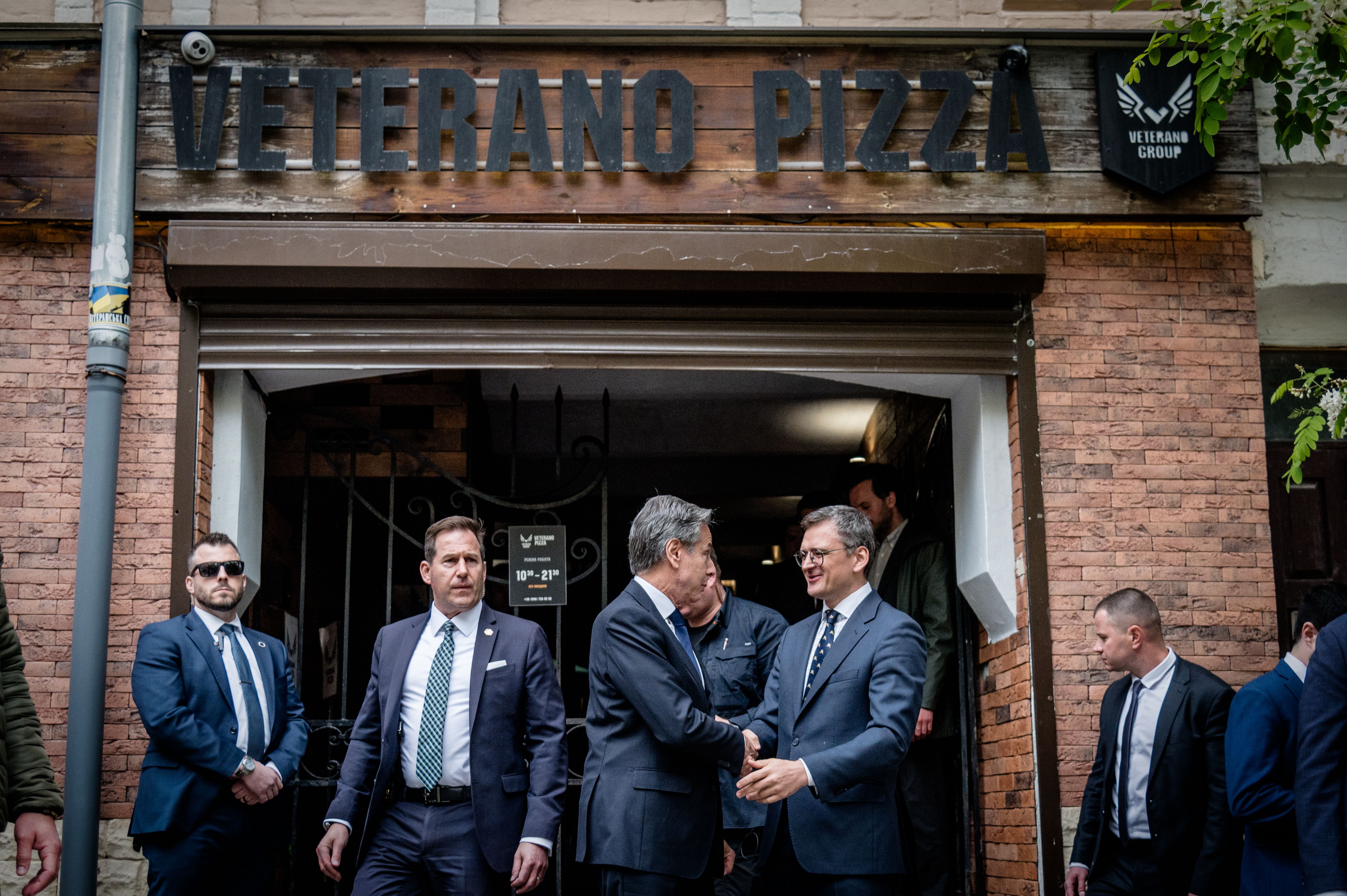 Блинкен в Киеве обедал в ветеранской пиццерии Veterano Pizza, - фото - 24 Канал Блинкен в Киеве обедал в ветеранской пиццерии Veterano Pizza, - фото - 24 Канал