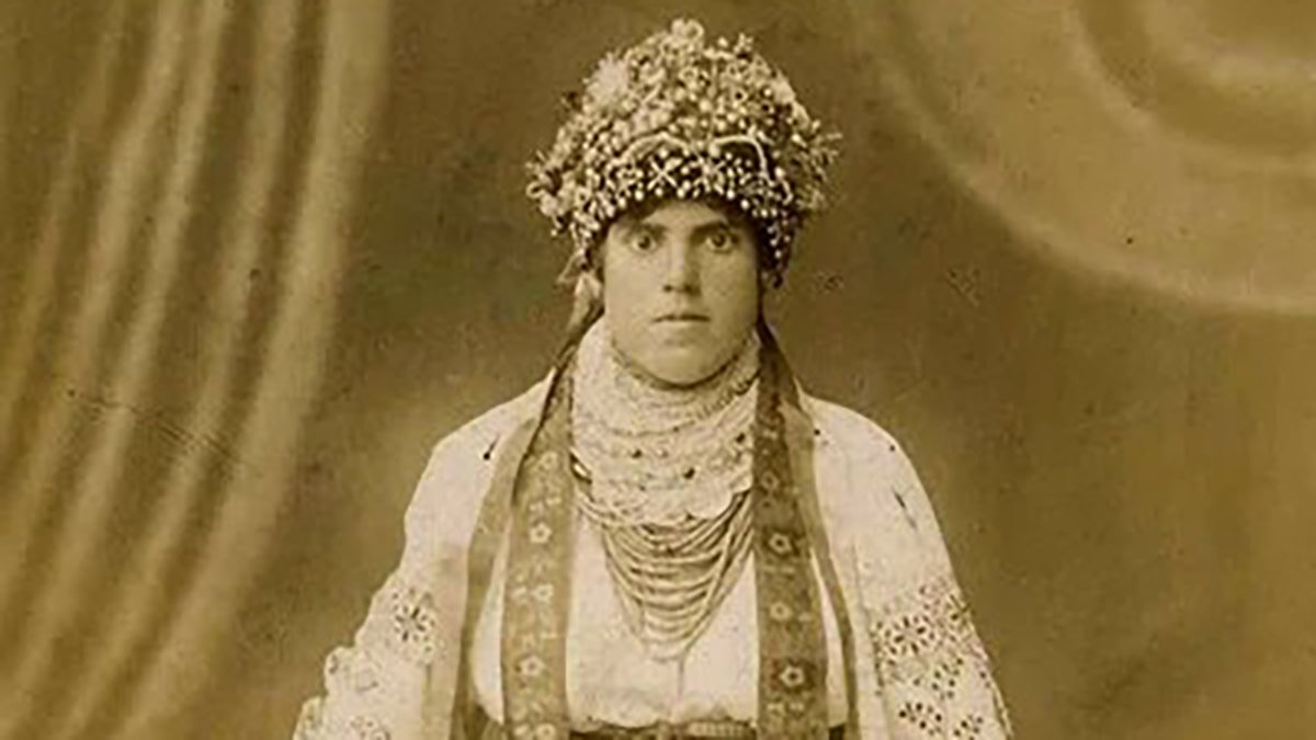Українка в стародавній вишиванці