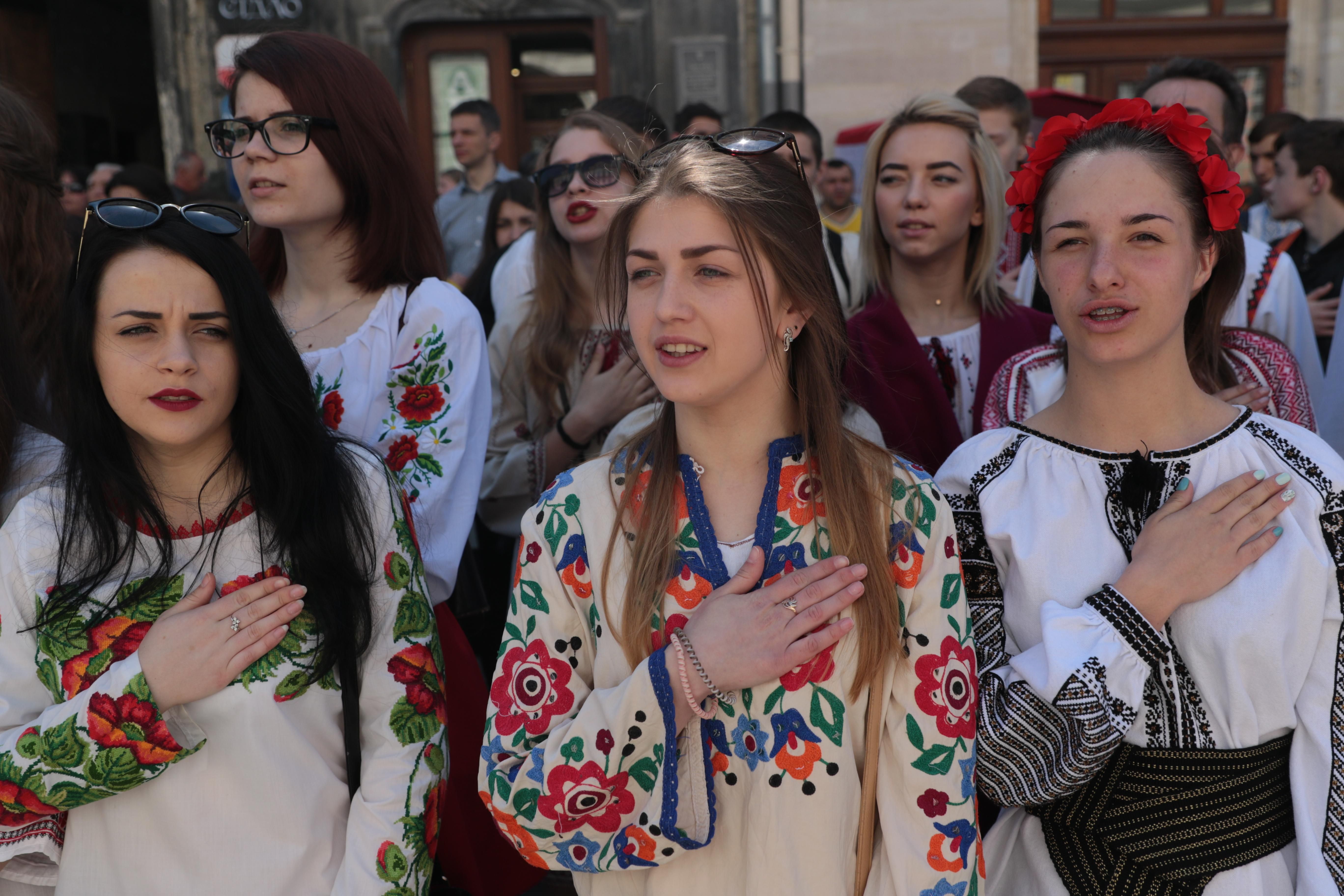 День вишиванки 2024 - як правильно описати національний одяг українською 