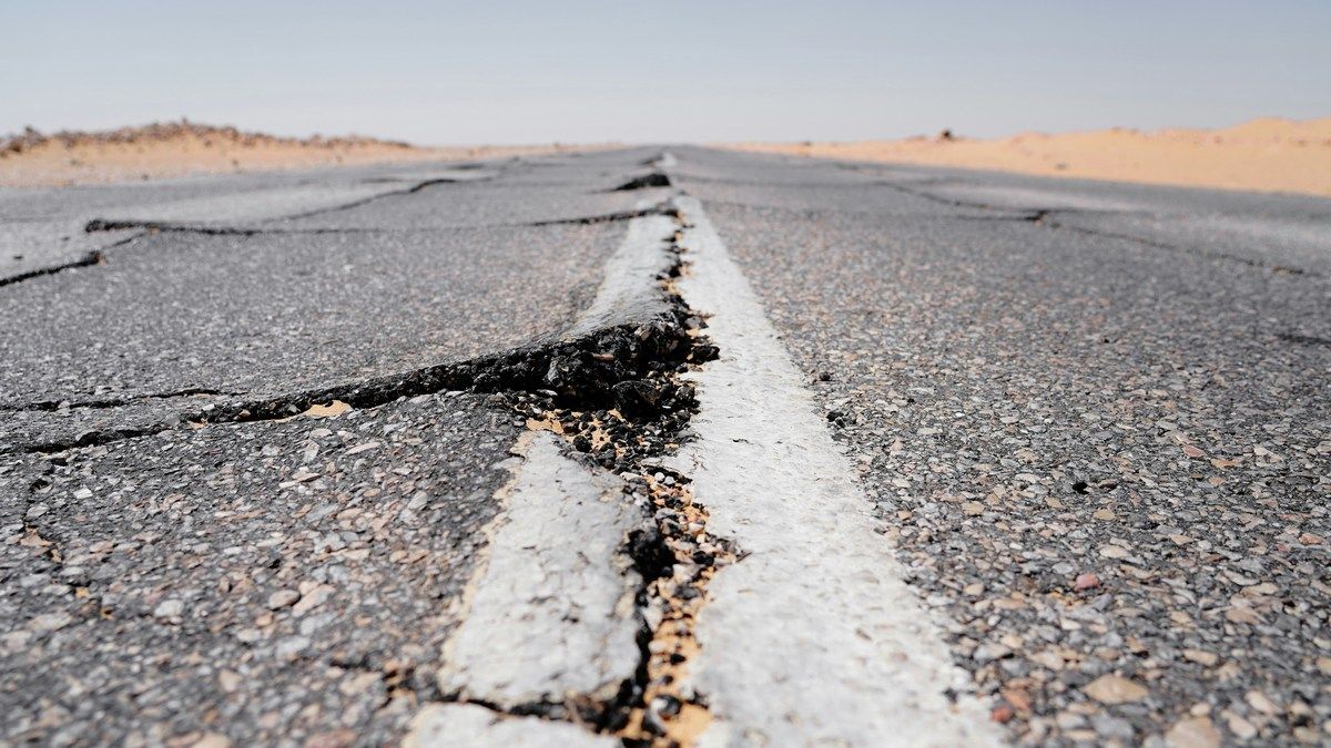 Why do earthquakes occur far from the boundaries of tectonic plates? Why do earthquakes occur far from the boundaries of tectonic plates?