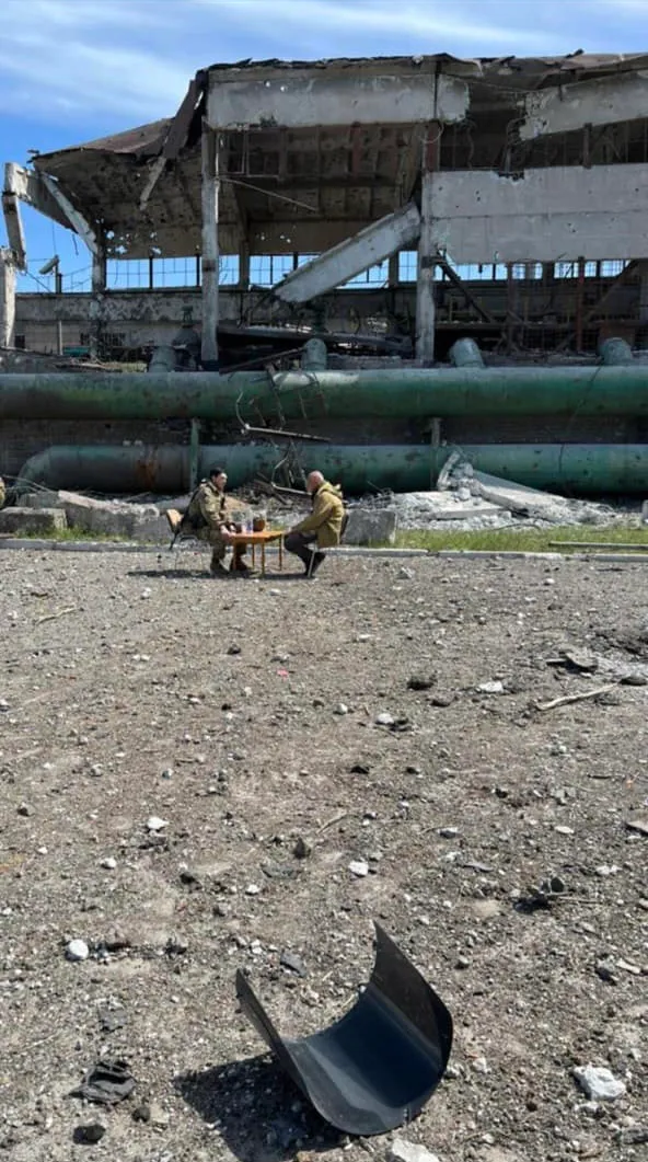 Фото з перемовин між захисниками Азовсталі і росіянами у травні 2022 року Фото з перемовин між захисниками Азовсталі і росіянами у травні 2022 року