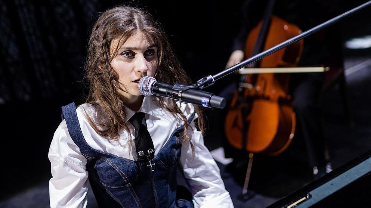 Jerry Heil в аеропорту заспівала Teresa Maria - дивіться відео з фортепіано