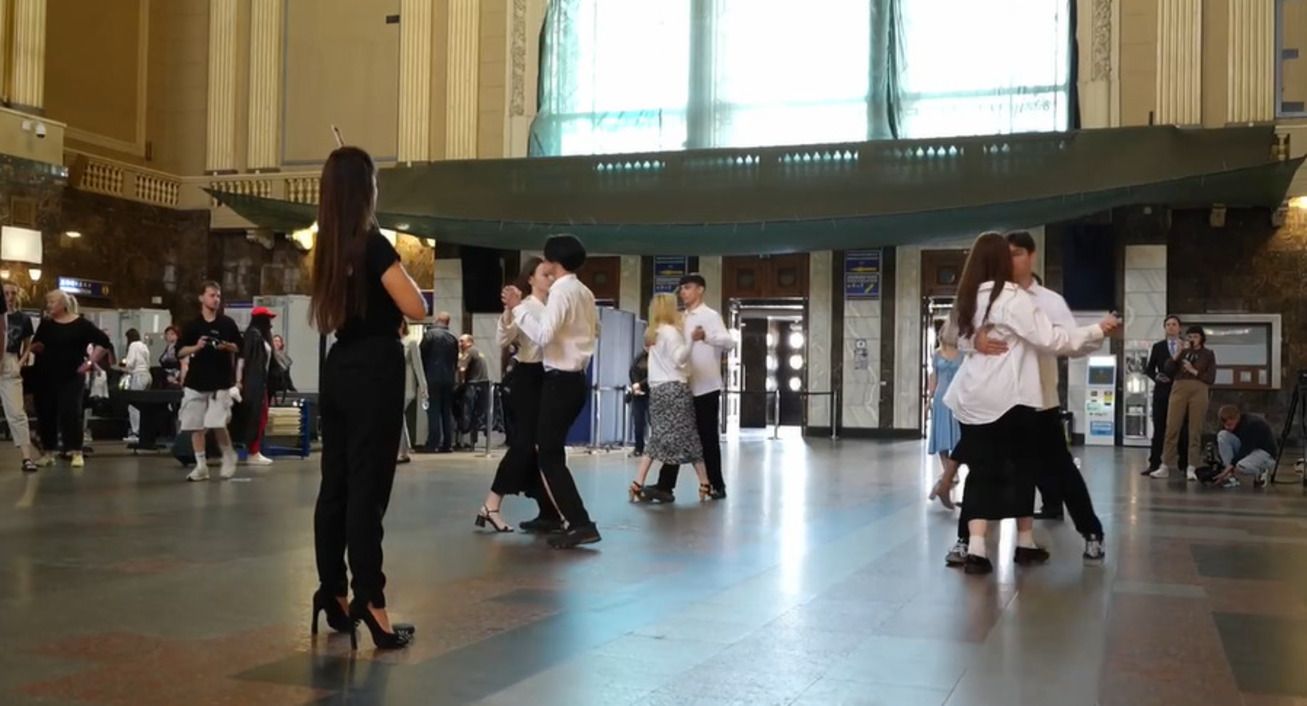 Летисия Морено - украинские выпускники станцевали вальс под аккомпанемент известной скрипачки - Летисия Морено - украинские выпускники станцевали вальс под аккомпанемент известной скрипачки -