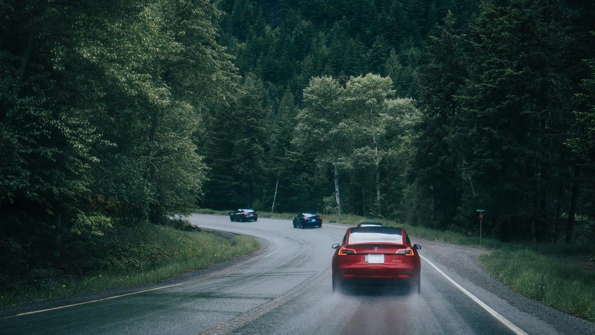 Tesla в режимі повного автономного водіння не побачила поїзд, що рухався попереду Tesla в режимі повного автономного водіння не побачила поїзд, що рухався попереду
