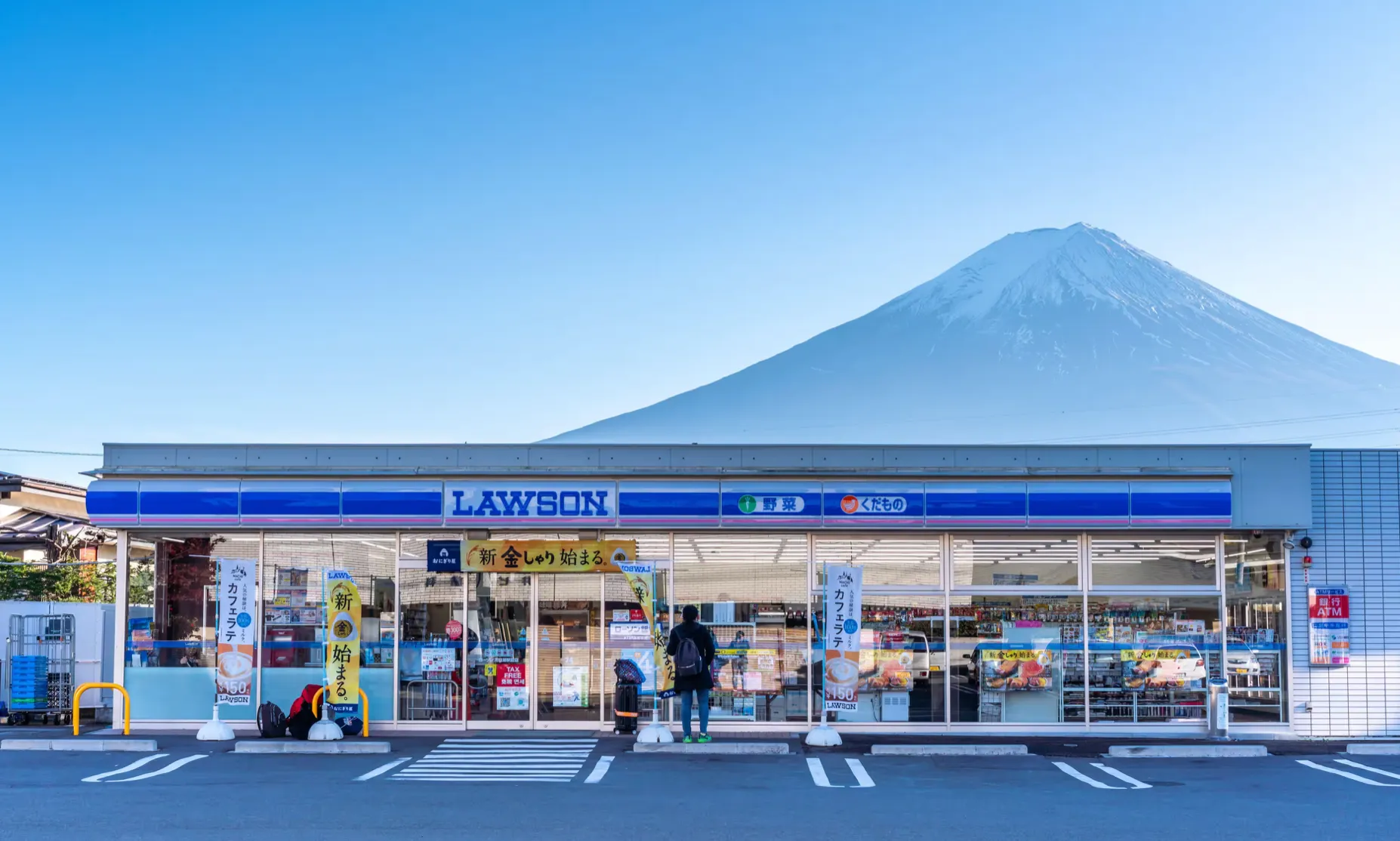 Одна з найвідоміших локацій – у місті Фудзі-Кавагучіко біля магазину Lawson