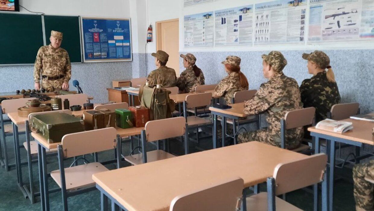 Предмет Защита Украины в школе - военные будут учить учителей